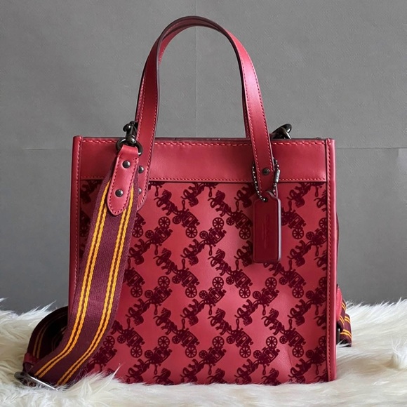 CD750 - Coach Field Tote 22 with Horse and Carriage - Picture 1 of 12